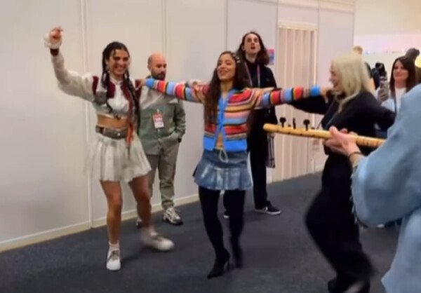 Eurovision 2024: Η Μαρίνα Σάττι χορεύει συρτό με την τραγουδίστρια της Αρμενίας
