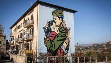 Street artists της Αθήνας μπροστά από τα έργα τους