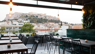 Σ' αυτή την ταράτσα που μόλις άνοιξε στο κέντρο της Αθήνας θα περάσεις ολόκληρο το καλοκαίρι σου