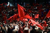 Αλβανικός αετός αντί των συμβόλων του Σοσιαλιστικού Κόμματος 