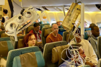 Αναταράξεις με έναν νεκρό σε πτήση της Singapore Airlines: Φωτογραφίες από το εσωτερικό του αεροσκάφους Όσοι δεν φορούσαν ζώνη εκτοξεύτηκαν στην οροφή