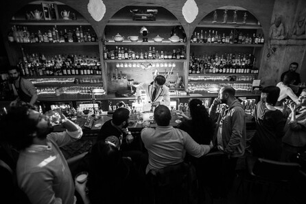 World's 50 Best Bars: Το Clumsies στην Αθήνα, 9ο καλύτερο μπαρ στον κόσμο και το Baba au Rum 40ο