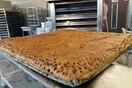 Χαλκιδική: Έφτιαξαν γιγαντιαίο χριστόψωμο 400 κιλών