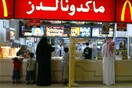Σαουδική Αραβία: Τέλος ο διαχωρισμός στα εστιατόρια - Κοινή είσοδος για άντρες, γυναίκες και παιδιά