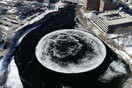 Ο πελώριος δίσκος από πάγο που στροβιλίζεται σε ποταμό του Μέιν επιστρέφει - Εντυπωσιακές εικόνες