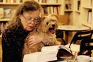 Η Ρούλα Πατεράκη διαβάζει ένα απόσπασμα από το «Κεφάλαιο» του Καρλ Μαρξ (στο σκυλάκι της)