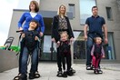 Ένα μηχάνημα βοηθάει παιδιά με κινητικά προβλήματα να περπατήσουν