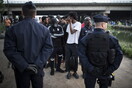 Politico: Η γαλλική αστυνομία κακοποιεί τους μετανάστες προτού τους αποστείλει πίσω στην Ιταλία