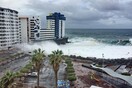 Μαινόμενος Ατλαντικός - Γιγαντιαία κύματα ξήλωσαν μπαλκόνια κτιρίου στην Τενερίφη (ΒΙΝΤΕΟ)