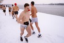 Τρέχοντας με τα εσώρουχα στο χιονισμένο Βελιγράδι