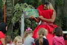 Μία drag queen γράφει και αφηγείται παραμύθια σε παιδιά