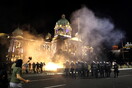 Σερβία: Επεισόδια μετά την ανακοίνωση νέου lockdown- Διαδηλωτές εισέβαλαν στη Βουλή