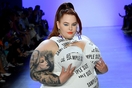 Η Τες Χόλιντεϊ έστειλε ένα δυνατό μήνυμα για το body positivity στην Εβδομάδα Μόδας της Νέας Υόρκης
