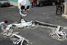 Ημέρα των νεκρών: Γιγαντιαίοι σκελετοί βγαίνουν από τους δρόμους στην Πόλη του Μεξικού