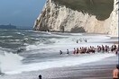 Βίντεο: Λουόμενοι σχημάτισαν ανθρώπινη αλυσίδα, για να σώσουν άνδρα που πάλευε με τα κύματα