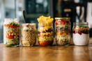 Σαλάτες σε βαζάκια: η νέα μόδα και 5 εύκολες συνταγές για να τις φτιάξεις μόνος