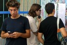 Τέλος τα κινητά, τα τάμπλετ και τα smartwatches σε όλα τα σχολεία της Γαλλίας