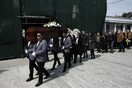 Κηδεία Βασίλη Λυριτζή: Συγκινητικό αντίο στον δημοσιογράφο από συναδέλφους, πολιτικούς και πλήθος κόσμου