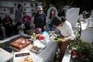 Ταφικό έθιμο: Οι Πόντιοι στα Σούρμενα τρώνε πάνω από τους τάφους των νεκρών τους