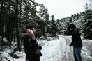 Το έστρωσε για τα καλά στην Πάρνηθα: Βόλτα και χιονοπόλεμος στο βουνό