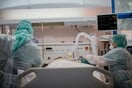 Γυναίκα θετική στον κορωνοϊό γέννησε στο νοσοκομείο «Αττικόν»