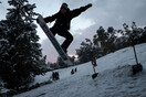 «Xιονοδρομικό» στο κέντρο της Αθήνας: Snowboard στο πάρκο Ελευθερίας