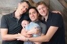 Τρεις μπαμπάδες, ένα μωρό και η δικαστική μάχη για να μπουν τα ονόματά τους στο πιστοποιητικό γέννησης