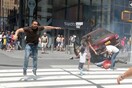 Συγκλονιστικές φωτογραφίες από τον πανικό στη Νέα Υόρκη και τον άντρα που έριξε το όχημα στο πλήθος να προσπαθεί να ξεφύγει