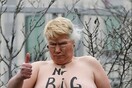 «Ο κύριος με το μεγάλο κουμπί» - Γυμνή Femen τρολάρει τον Τραμπ (NSFW)