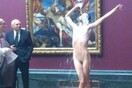 Γυμνός άνδρας ποζάρει μπροστά από τη «Γέννηση της Αφροδίτης» του Μποτιτσέλι