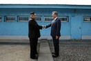 Ιστορική στιγμή: Ο Κιμ Γιονγκ Ουν σφίγγει το χέρι του Μουν Τζε-ιν στη Νότια Κορέα