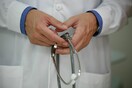 Ελεύθερος με εγγύηση ο γιατρός που ζήτησε «φακελάκι» από καρκινοπαθή