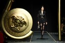 Versace: Τα supermodels της Ντονατέλα κάτω από μια πελώρια χρυσή παραμάνα