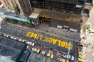 Με τεράστια κίτρινα γράμματα το σύνθημα ‘Black Lives Matter’ - Έξω από το Trump Tower