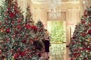 Η Μελάνια Τραμπ αποκάλυψε τη χριστουγεννιάτικη διακόσμηση του Λευκού Οίκου- Παραδοσιακές οι επιλογές της φέτος