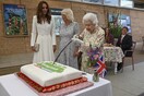 Η βασίλισσα Ελισάβετ έκοψε τούρτα με σπαθί- Τα γέλια των Κέιτ και Καμίλα [ΒΙΝΤΕΟ]