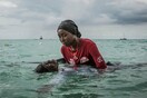 Μια δασκάλα κολύμβησης σώζει γυναικείες ζωές στη Ζανζιβάρη