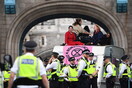 Λονδίνο: Ακτιβιστές της Extinction Rebellion απέκλεισαν την Tower Bridge