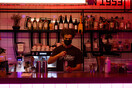 Στο ιδιόρρυθμο μπαρ του Uncle Tan’s συναντιέται ο Πειραιάς με τη Σιγκαπούρη