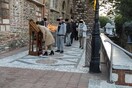 Θεσσαλονίκη: Ιερέας προέτρεπε πιστούς να μπουν χωρίς μάσκα- Προσκυνούν εικόνες χωρίς μάσκα