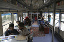 Αφγανιστάν: Τα λεωφορεία-βιβλιοθήκες επιστρέφουν στην Καμπούλ και σκορπούν παιδικά χαμόγελα