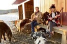 Κέβιν Μπέικον και Κίρα Σέντγουϊκ τραγουδούν Beatles στα ζώα της φάρμας τους