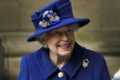 Η βασίλισσα Ελισάβετ με μπλε ταγέρ