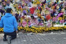 Ένας τοίχος στη Λβιβ γέμισε λουλούδια και φωτογραφίες για τους νεκρούς του πολέμου
