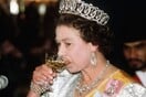 Ο Τομ Χανκς αποκάλυψε το «αγαπημένο κοκτέιλ» της βασίλισσας Ελισάβετ και ποιο ποτό επιλέγει