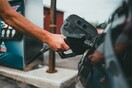 Θέμα στον Guardian ρεπορτάζ της ΕΡΤ για το πώς να «κλέψεις» βενζίνη από το ρεζερβουάρ