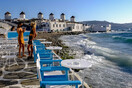 Politico: Οι τουρίστες επέστρεψαν στην Ελλάδα, αλλά υπάρχει έλλειψη εργαζομένων