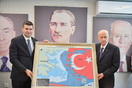 Εταίρος του Ερντογάν ποζάρει με προκλητικό χάρτη κατά της Ελλάδας - Το μισό Αιγαίο και η Κρήτη τμήμα της Τουρκίας