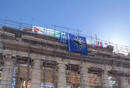 Ακρόπολη: Άτομο έχει σκαρφαλώσει σε σκαλωσιά στον Παρθενώνα - Έχει κρεμάσει σημαίες Ελλάδας, Ισραήλ κ.λπ