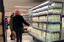 Έφηβοι χύνουν γάλα στο πάτωμα σούπερ μάρκετ ενάντια στην «καταστροφική» γαλακτοβιομηχανία